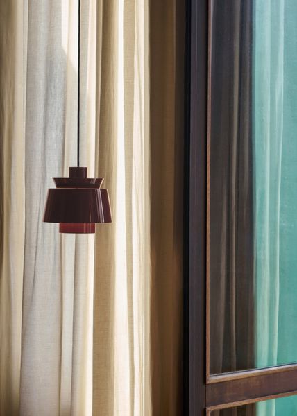 &tradition Utzon JU1 Taklampe Dark Burgundy